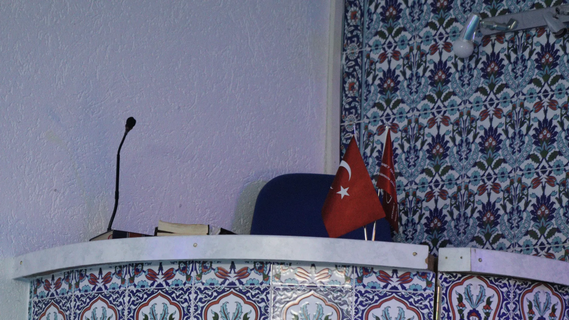 Minber merdiveninin tepesi: mavi-beyaz İznik çinisi, besmele hattı ve altın rengi külah