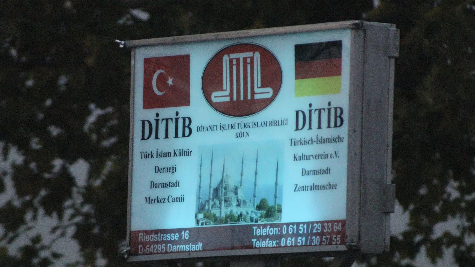 Cami önündeki DITIB tabelası, Türk ve Alman bayrakları ile dernek logosu