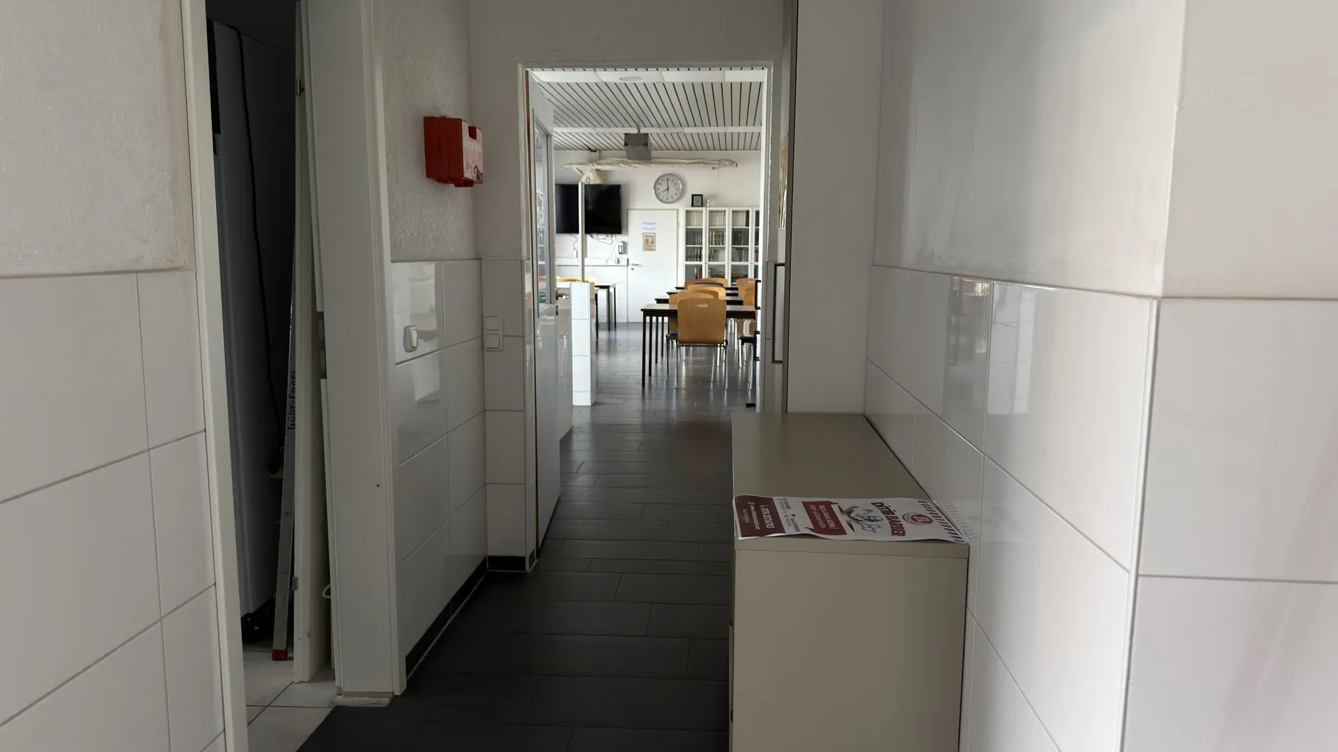 Kantinin ortak alanına açılan fayanslı koridor