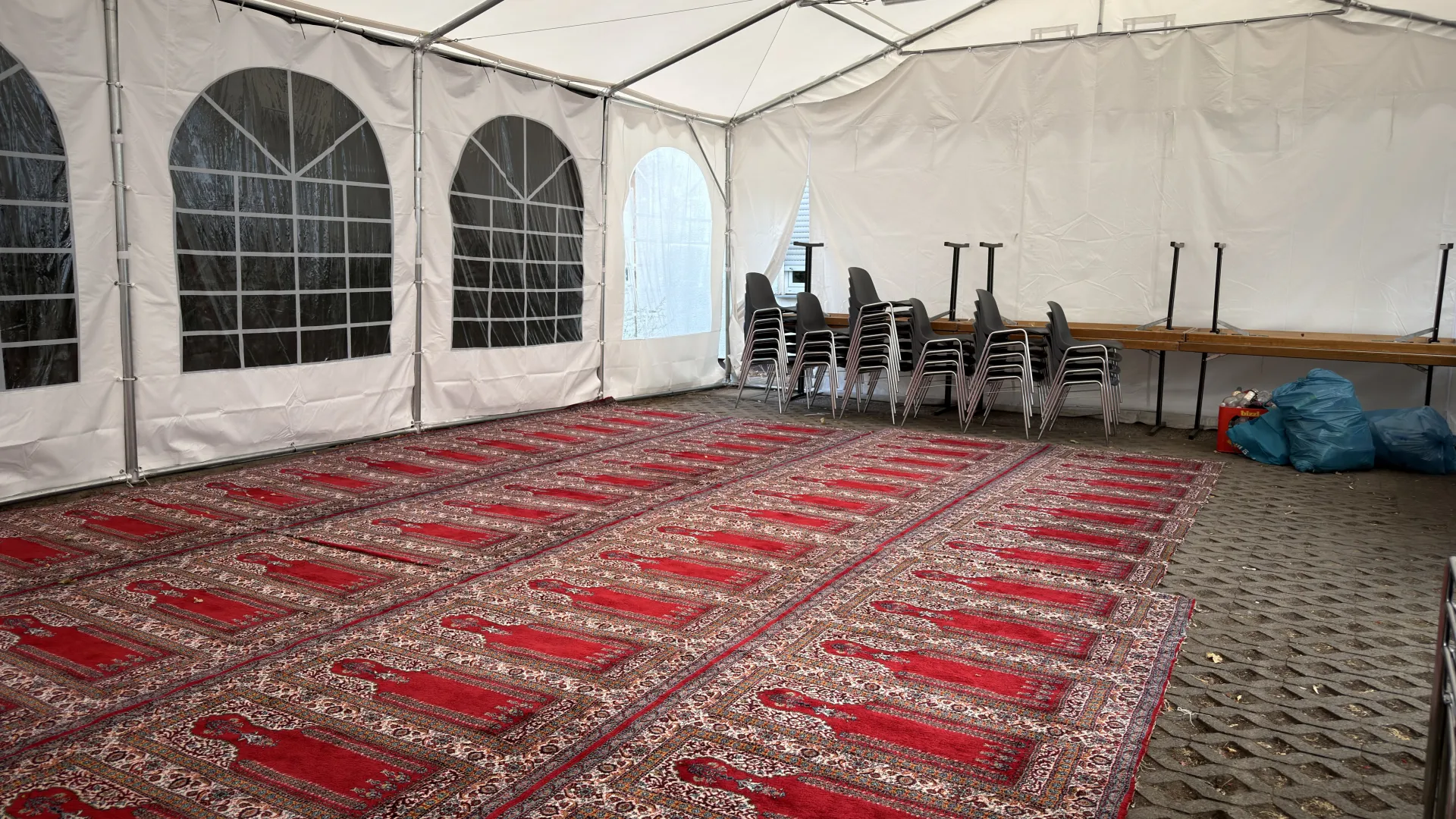 Seccade halısının üzerinde kemerli pencerelerin bulunduğu çadır köşesi