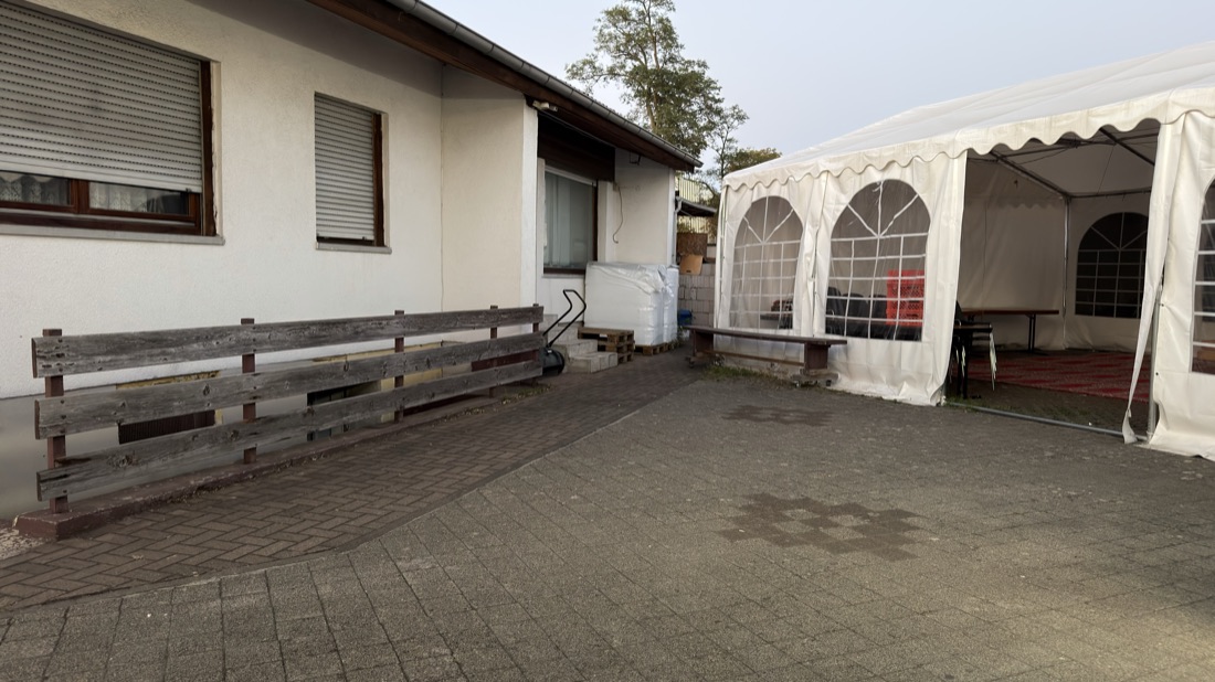 Avludaki oturma bankları