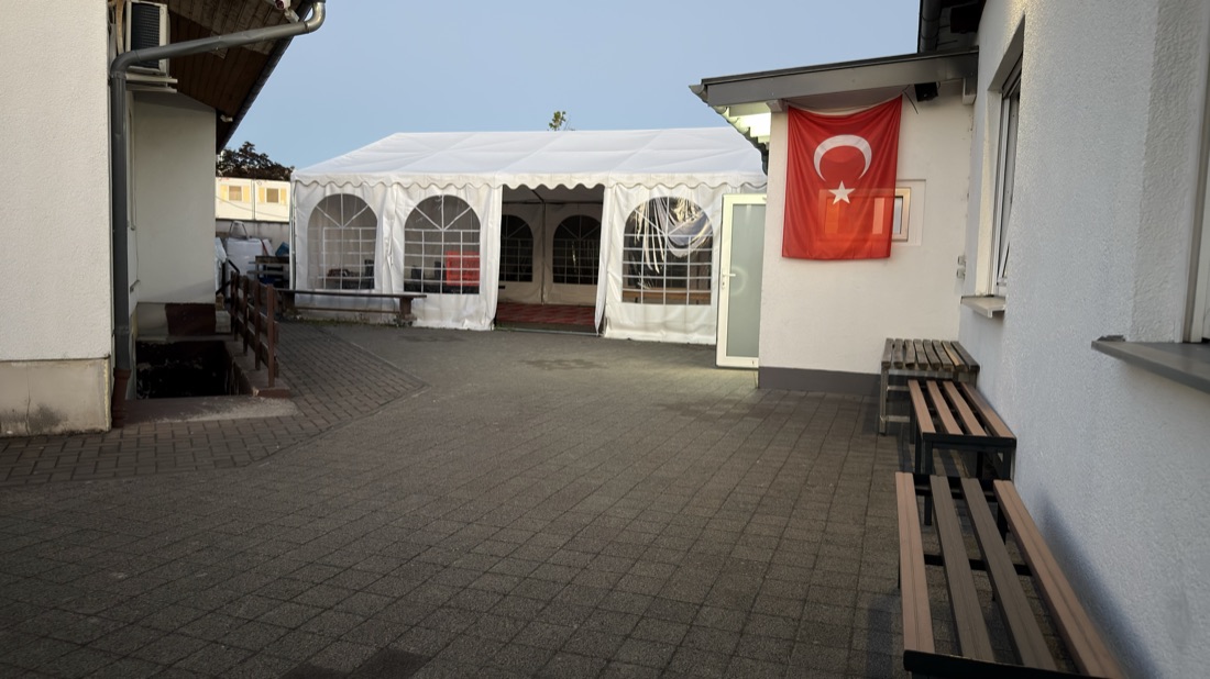 Türk bayrağıyla etkinlik çadırı